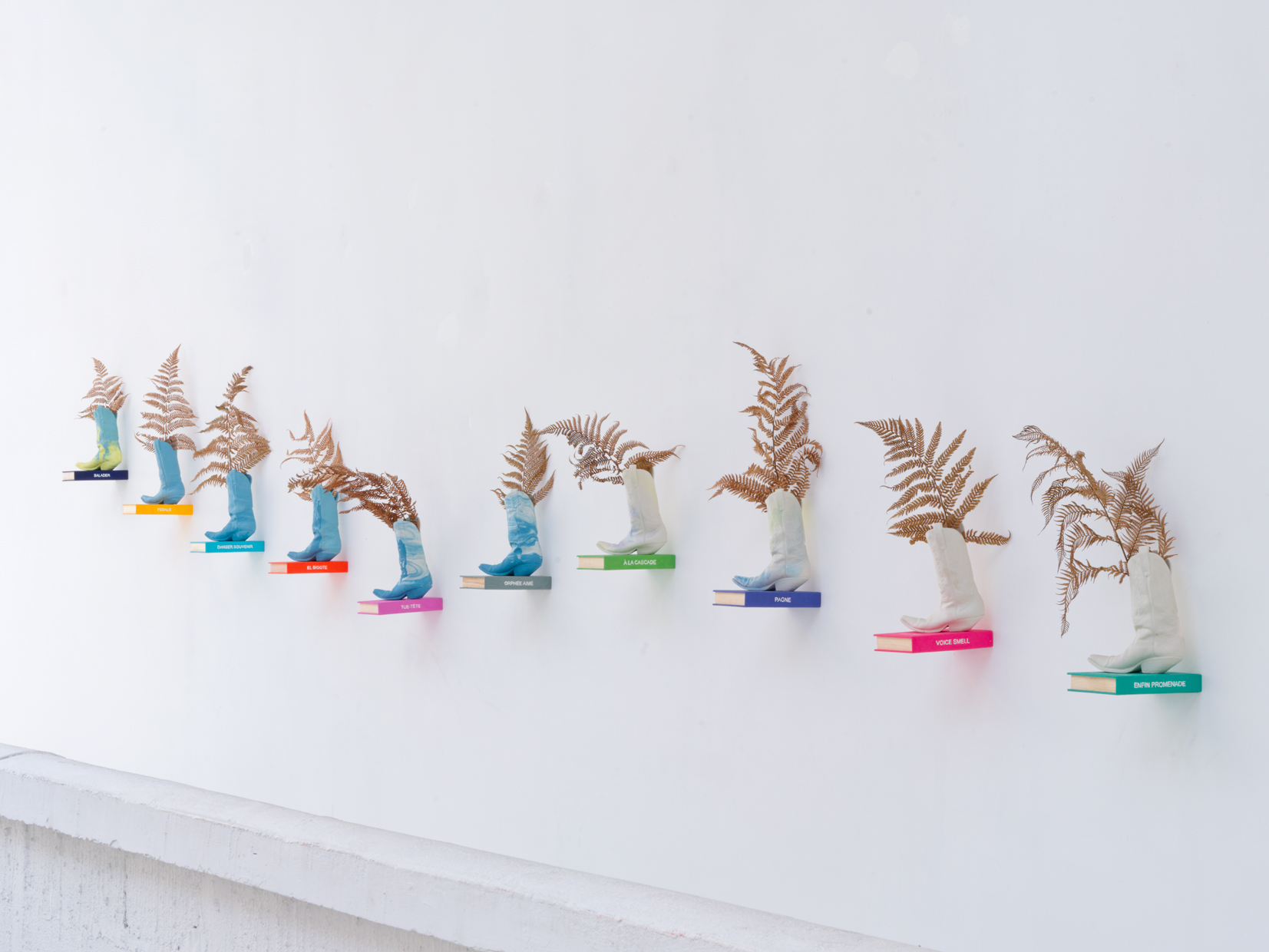 Jérémie Paul, Santiags, porcelaine et livres, 2025