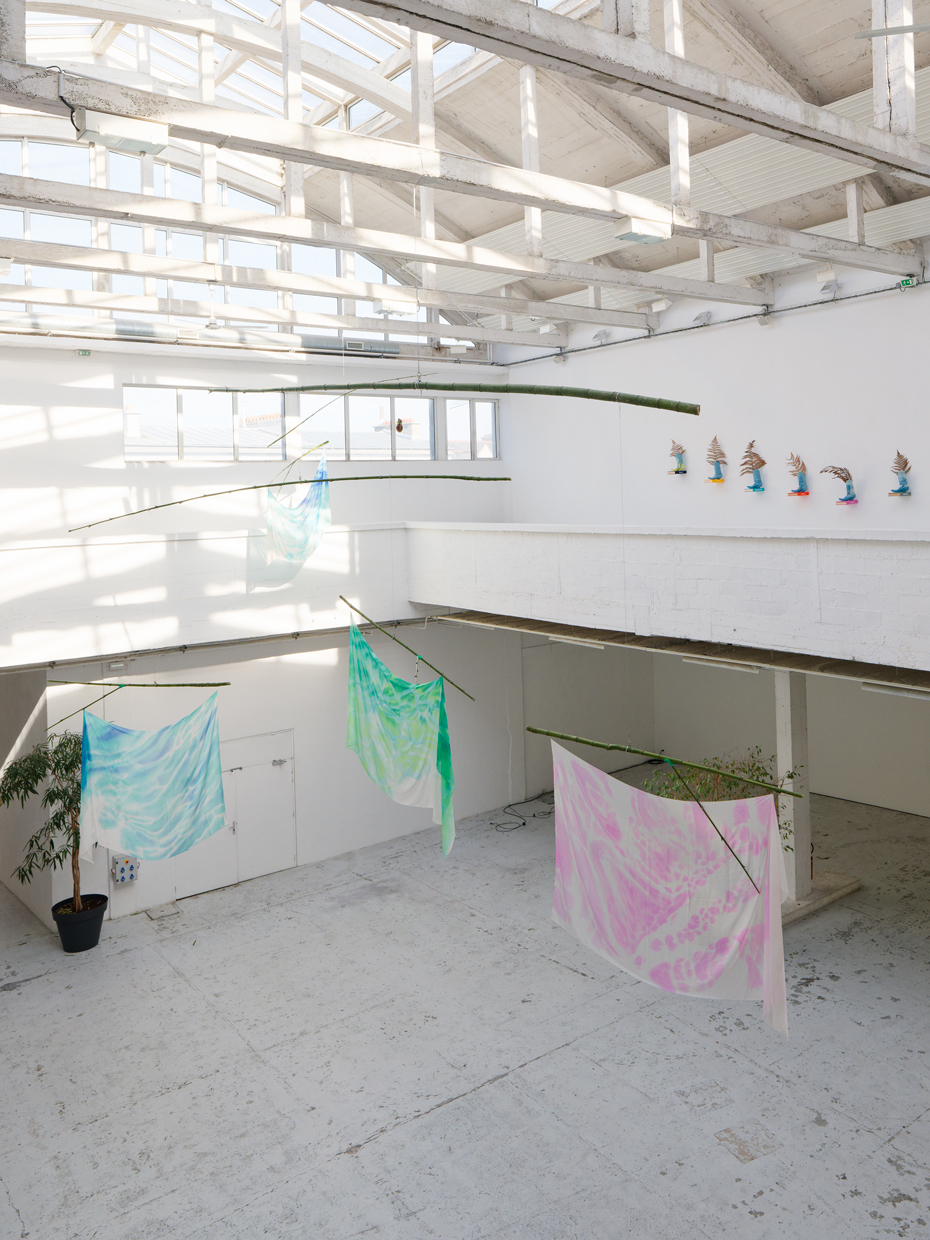 Jérémie Paul, Écume de mère, vue d’installation, teinture sur soie et bambou, CAC Passerelle, Brest, 2025