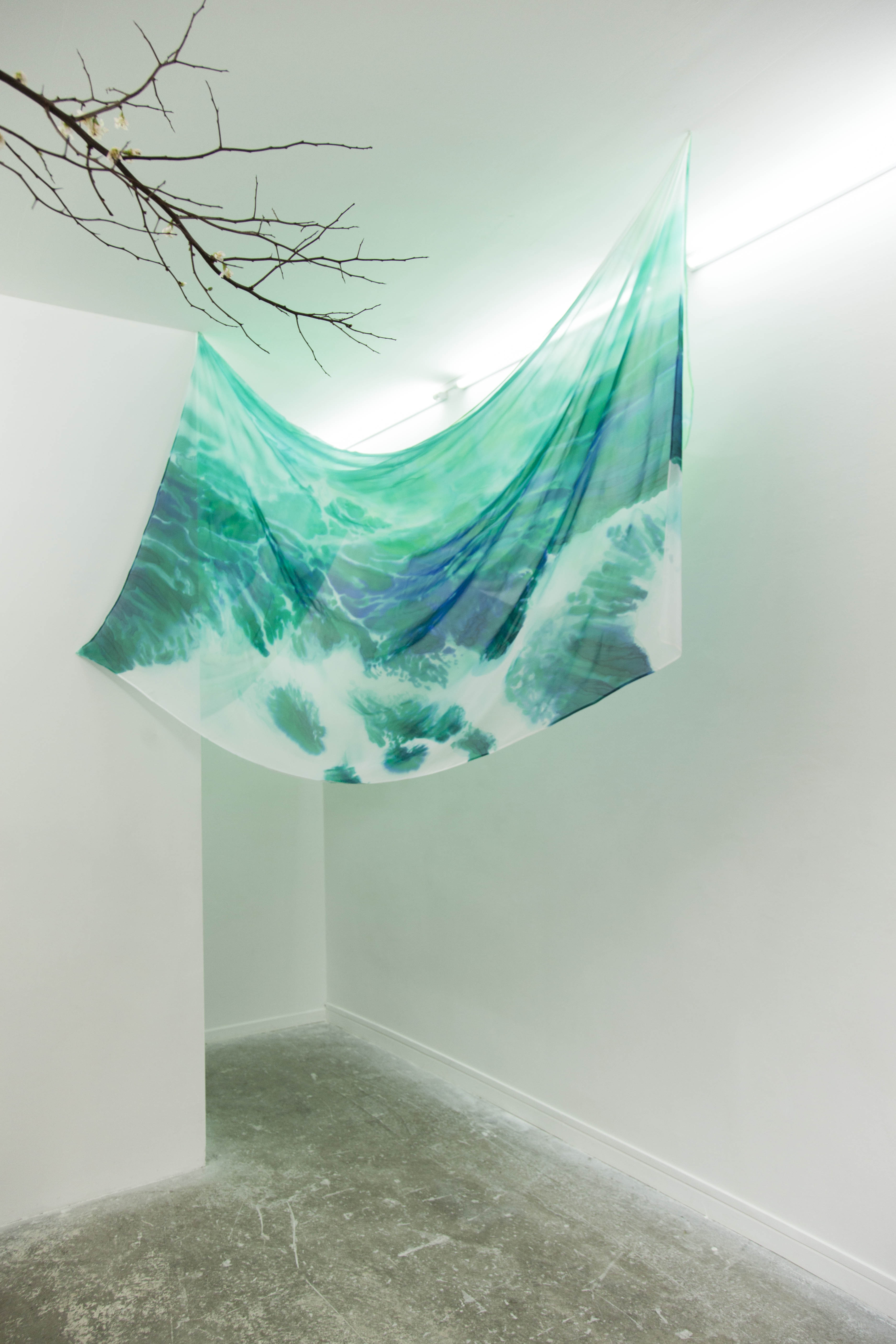 Jérémie Paul, Écume de mère, branche et teinture sur soie, vue d’exposition Opaline et Vâyou, Maëlle Galerie, 2016