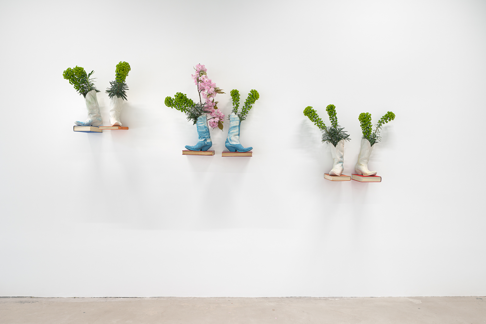 Jérémie Paul, Santiags, porcelaine et livres, 2025