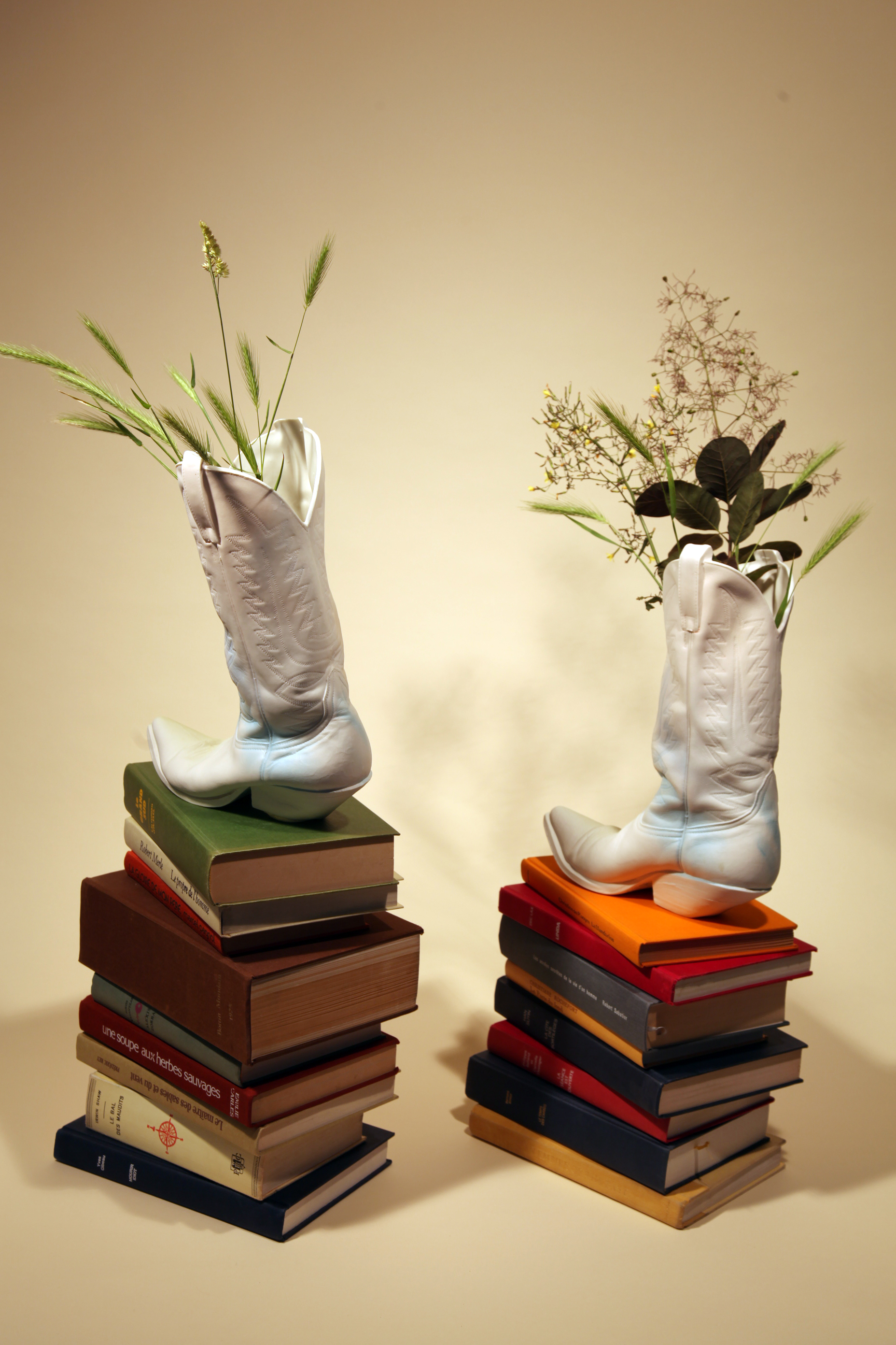 Jérémie Paul, Santiags, porcelaine et livres, 2025